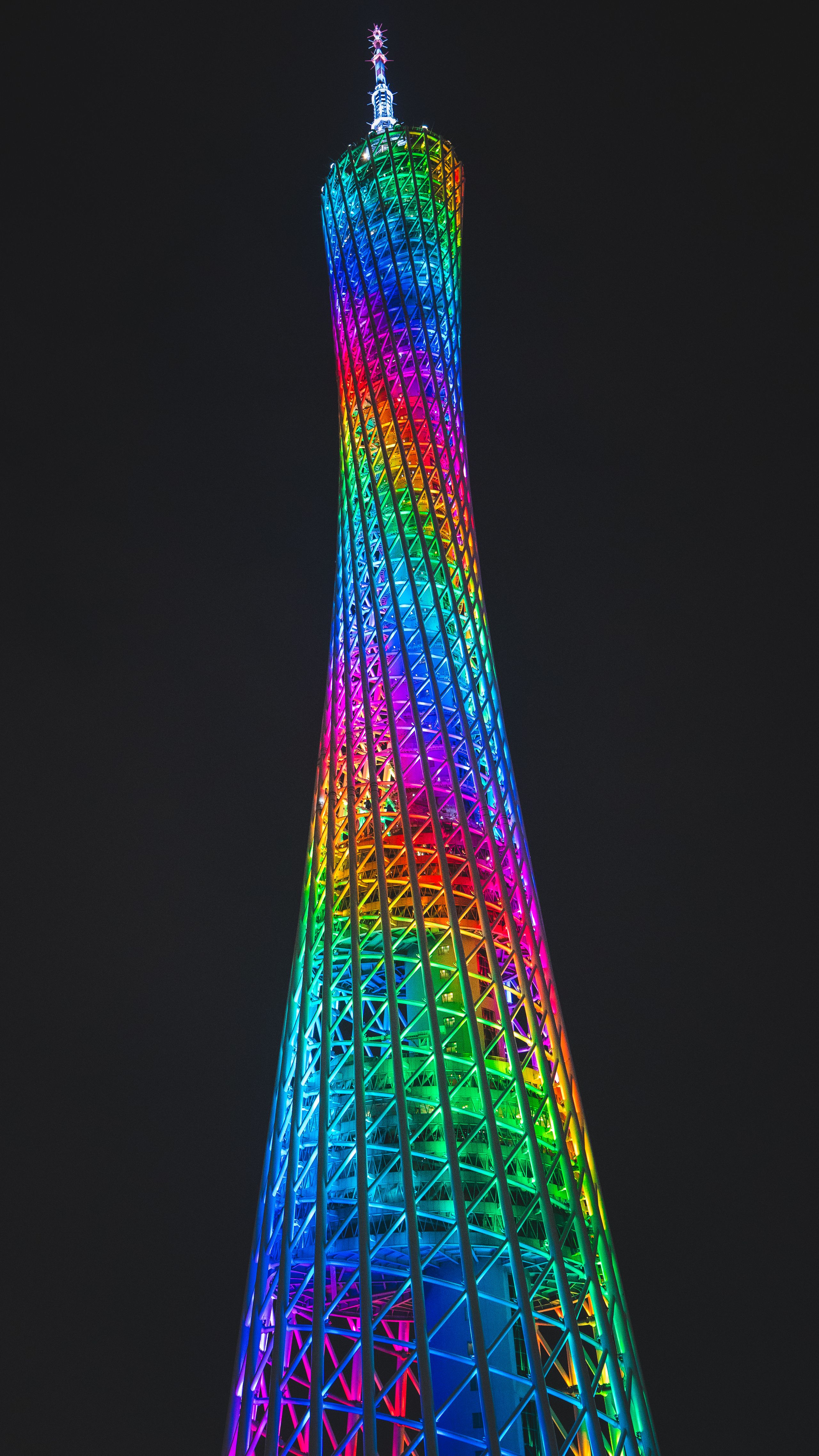 Canton Tower in Regenbogenfarben vor schwarzem Nachthimmel