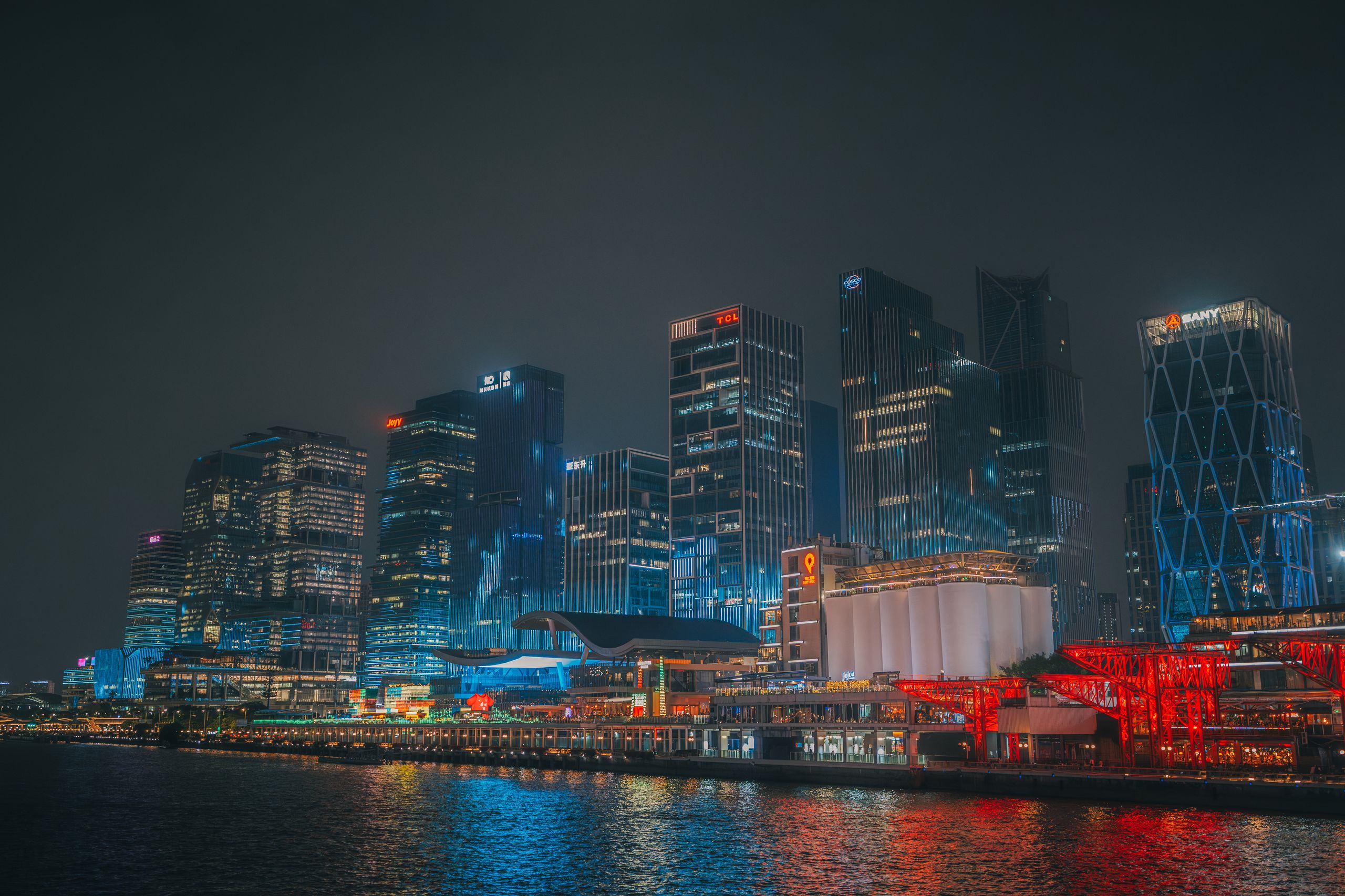 Leuchtende Skyline von Guangzhou bei Nacht mit bunten Reflexionen auf dem Fluss