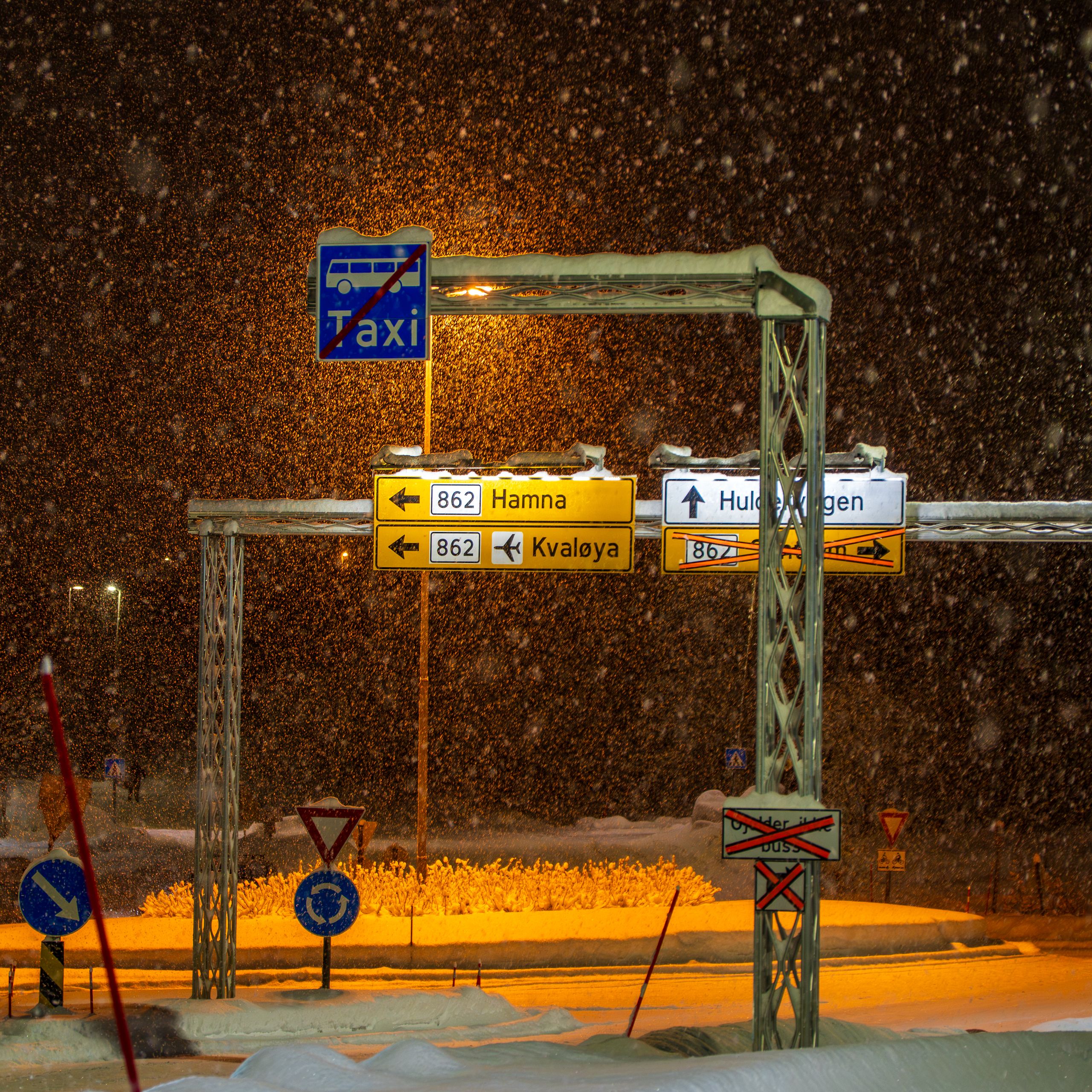 Schneebedeckte Straßenschilder bei Nacht