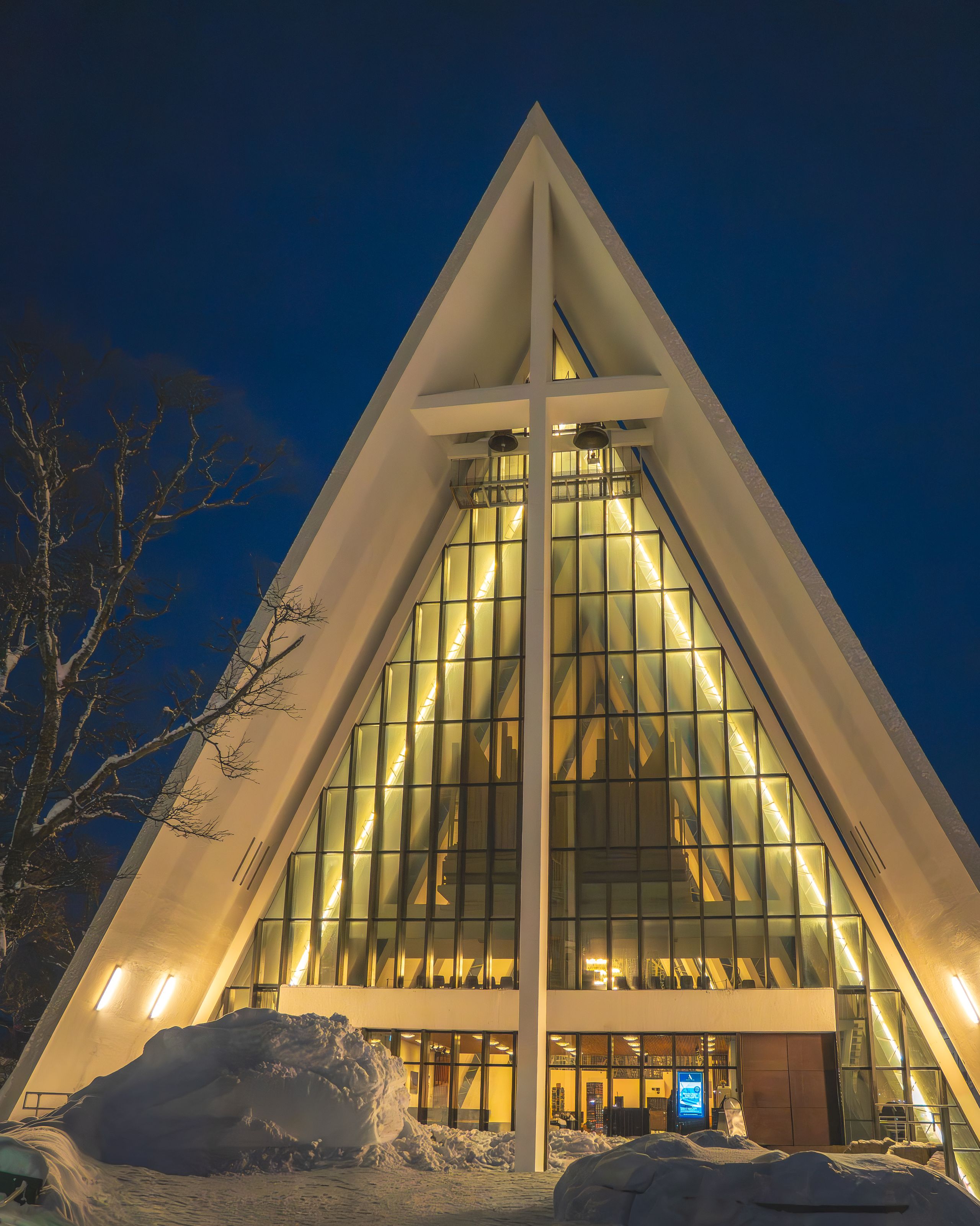Eismeerkathedrale vor tiefblauem Himmel