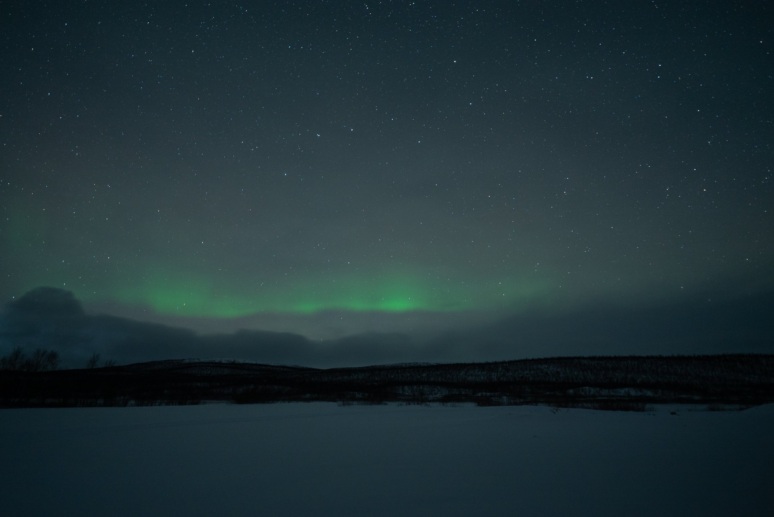 Nordlichter über einem gefrorenen See